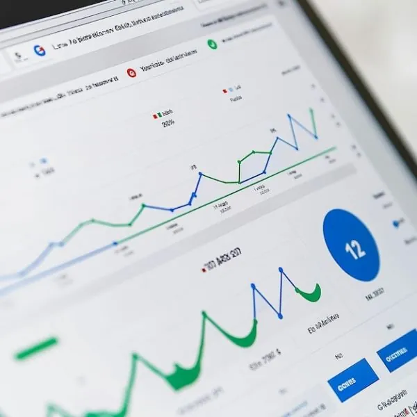 Google Ads Dashboard versus SEO Strategie: Optimale Kombination fuer Schweizer KMU und Unternehmen