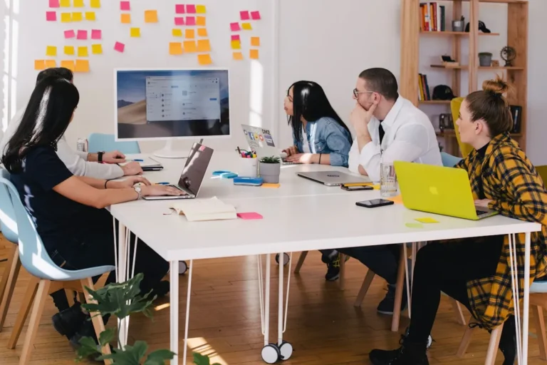 SEO-Beratung Schweiz Team arbeitet an Digitalmarketing-Strategie für KMU